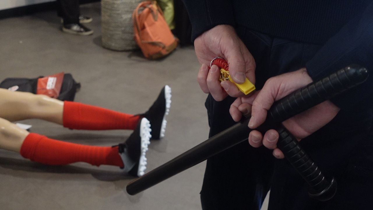 Indices et jambes de mannequin chaussées de crampons, reconstitution de la scène du crime, murder party Meurtre au Stade