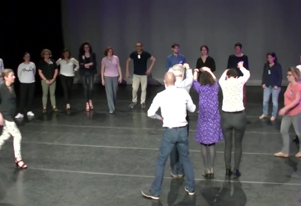 Équipe en pleine expérience de team building théâtralisé animée par les comédiens de MEEUS
