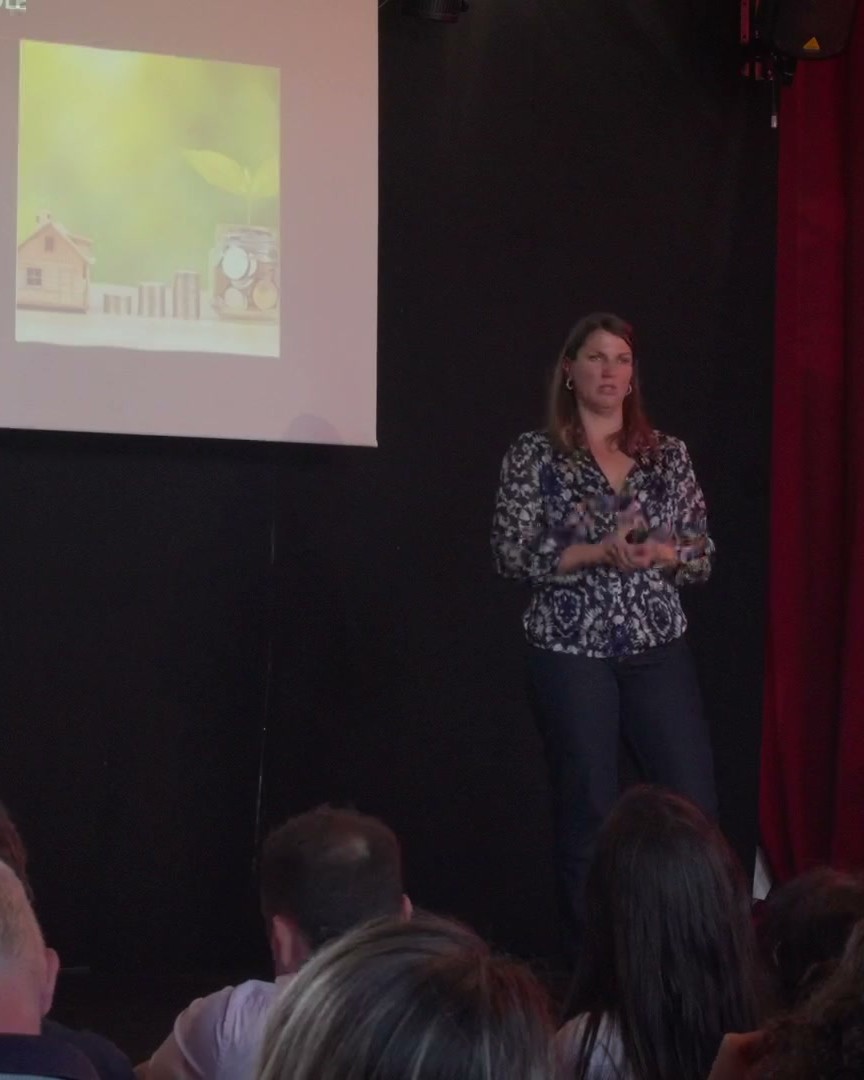Une conférencière sur scène devant son public, lors de la soirée de conférences Monte ta Conf'.