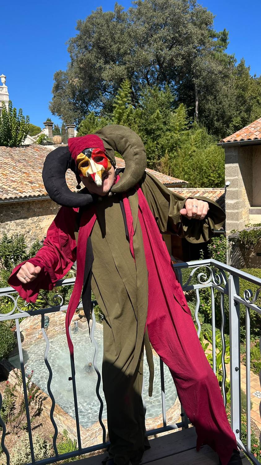 Comédien de MEEUS en bouffon du roi, masque et costume à grelots, dans les jardins du château