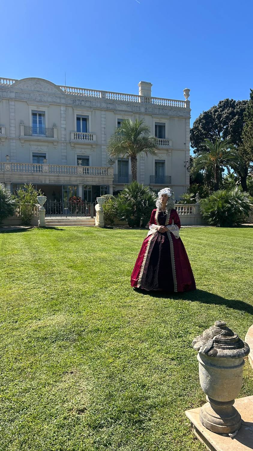 Comédienne de MEEUS en costume de reine du XVIIIe siècle devant la façade du Château l'Hermitage de Combas, scénario Le Dernier Conseil du Roi