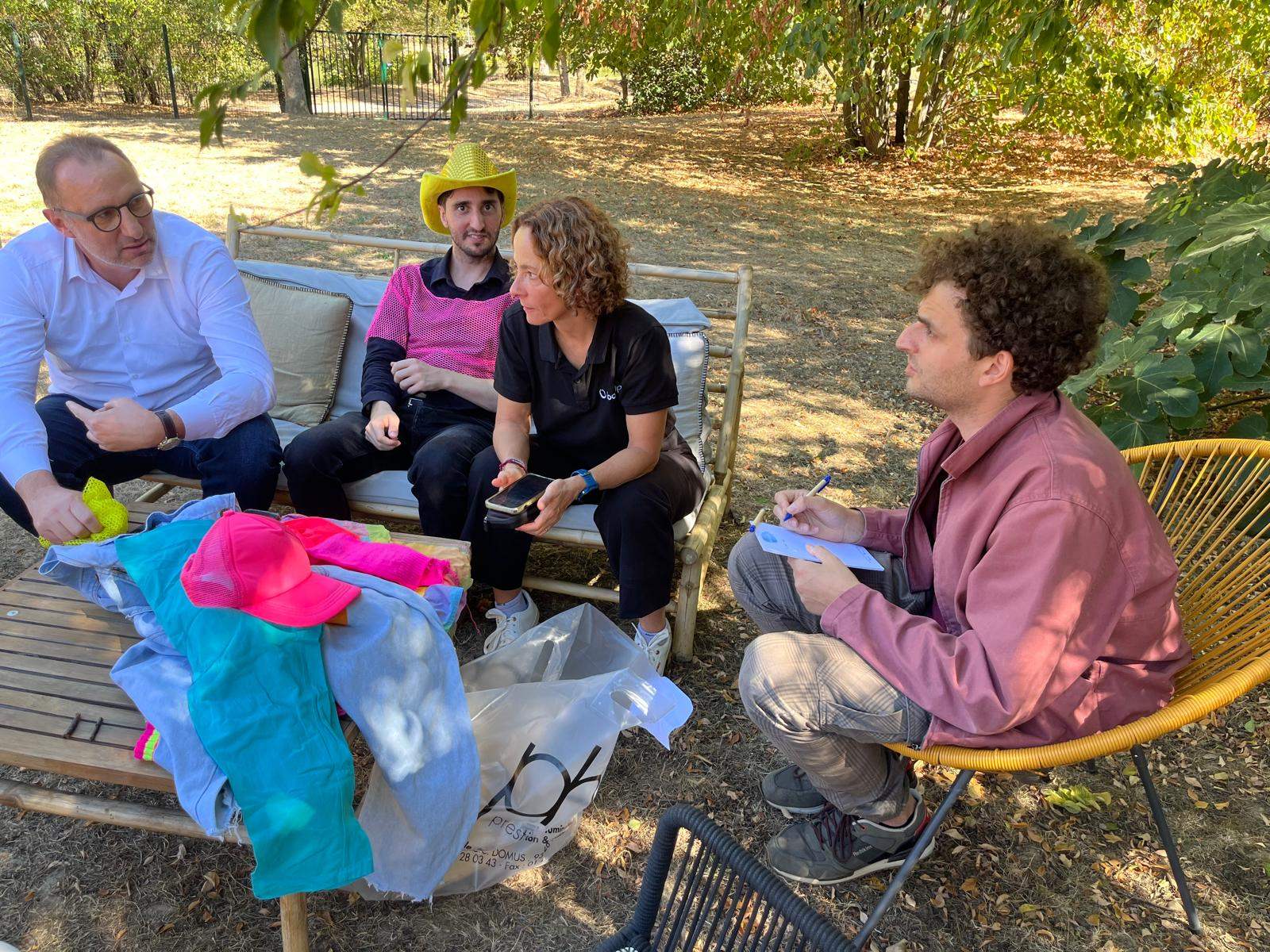 Derniers essayages de costumes (chapeau de cow-boy, imprimés fluo) en extérieur juste avant le tournage