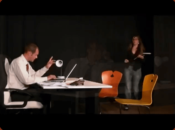 Comédiens de la compagnie jouant une saynète sur le handicap au travail, scène de bureau