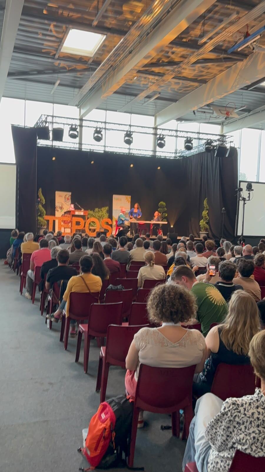Public nombreux réuni au Gymnase du Tracas pour la plénière de clôture des Rencontres Nationales TEPOS 2026