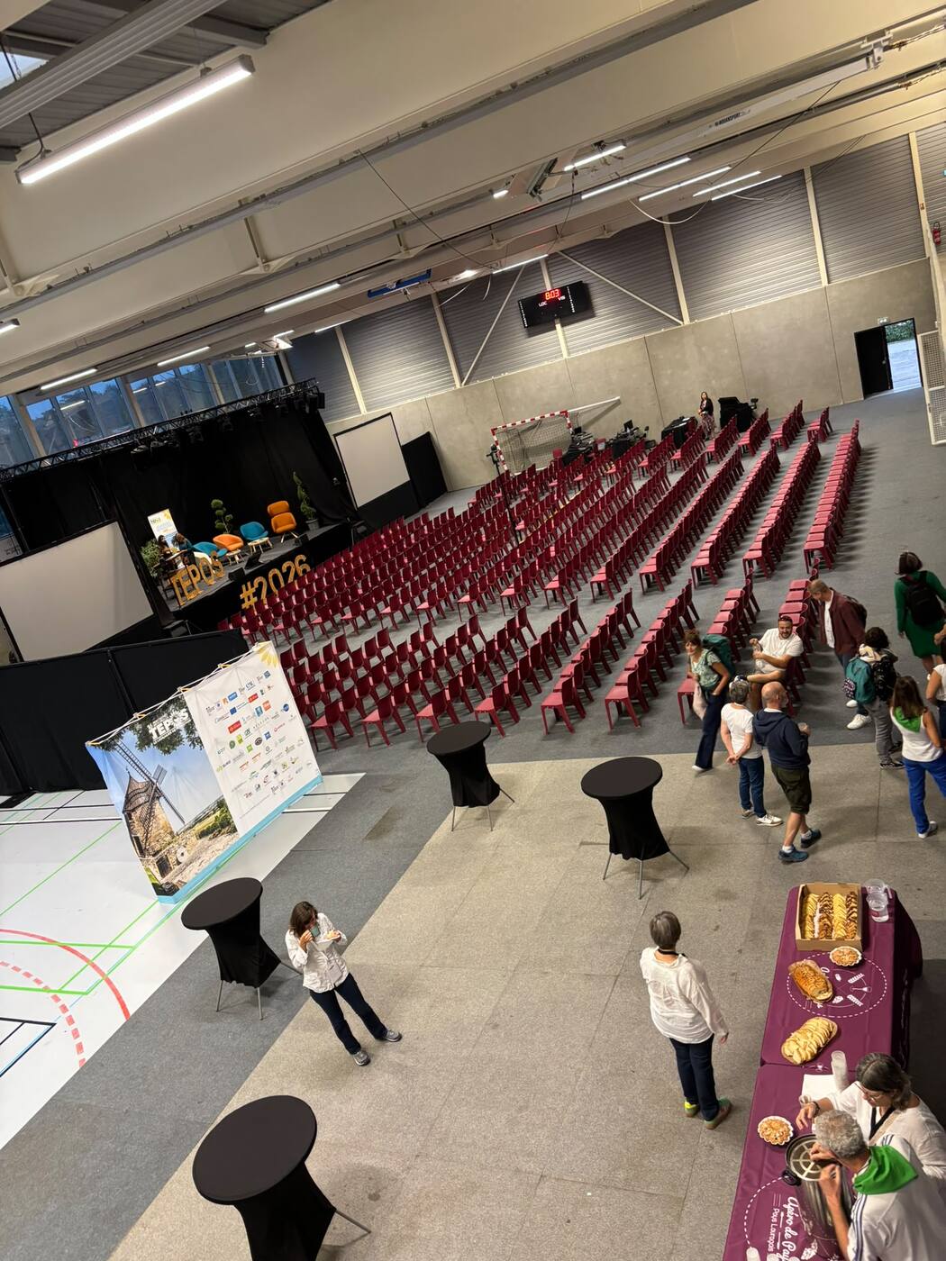 Vue d'ensemble de la salle du Gymnase du Tracas avant l'arrivée du public, enseigne TEPOS 2026 au premier plan