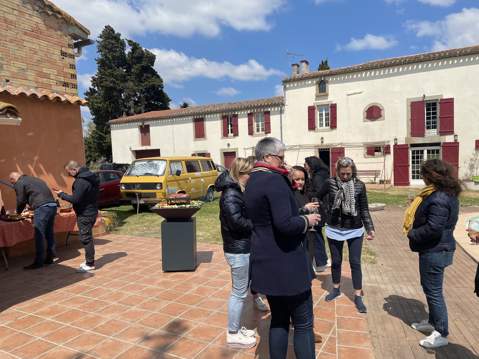 Groupe de participants échangeant devant la bâtisse toulousaine, à l'arrivée.