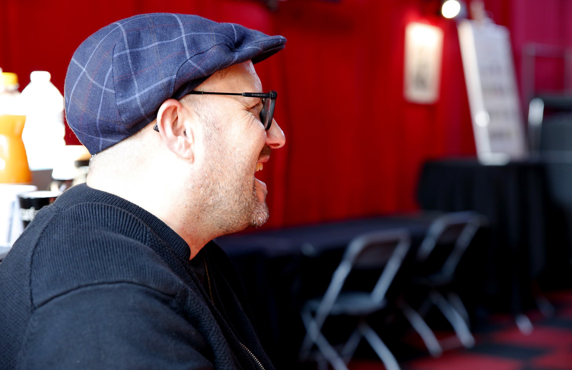 Un participant des Zattractifs rit franchement, moment de convivialité pendant une immersion.